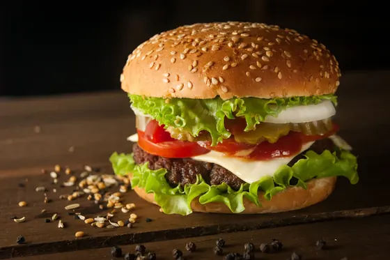 Hovězí burger se sýrem a zeleninou