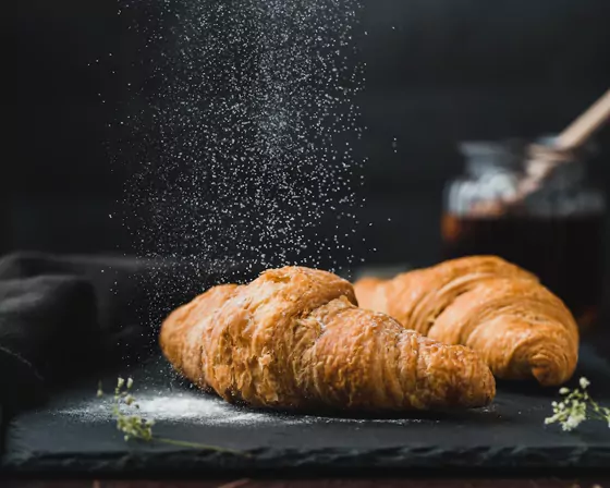Dva croissanty posypané moukou