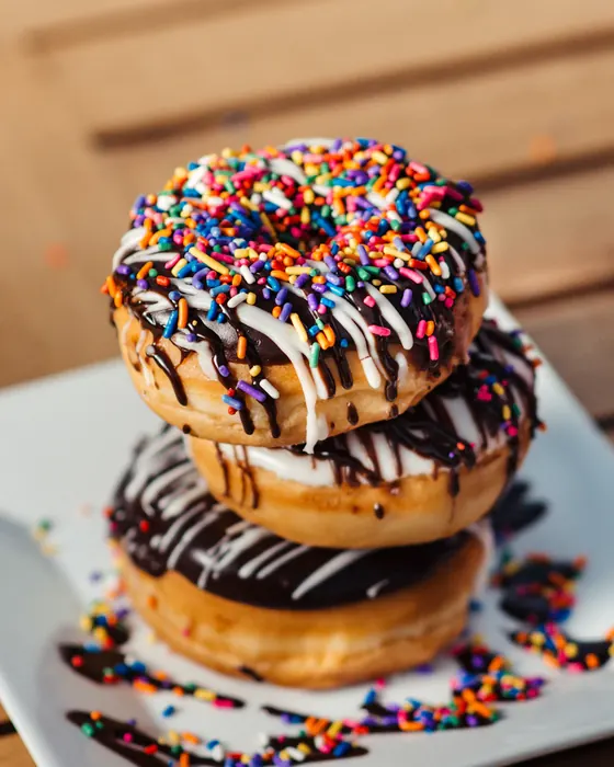 Donuty s čokoládou a barevným posypem