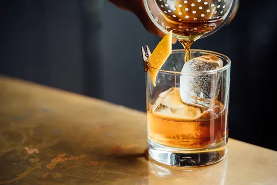 Barman nalévá koktejl na led
