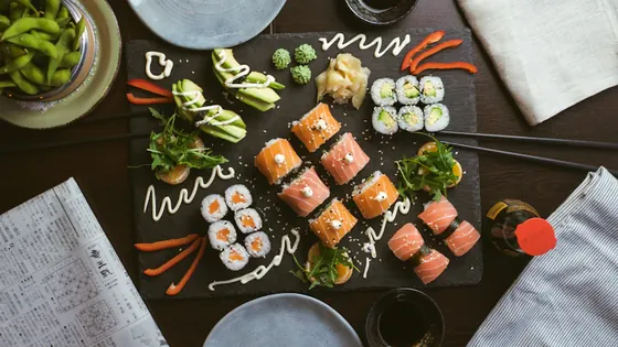 Talíř sushi shora s hůlkami